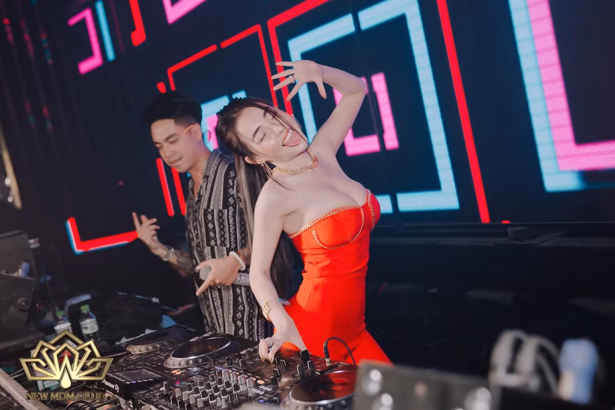 Dù vậy, cô nàng thường xuyên “đốt mắt” dân tình khi diện những trang phục thiếu vải khoe dáng bạo.