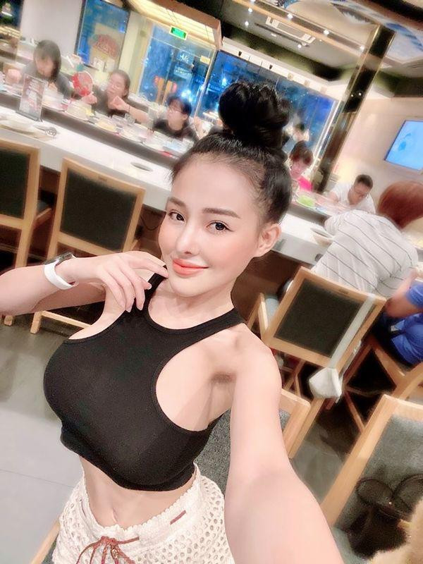 Cách đây không lâu, hot girl 9X này từng tự tin khoe vòng eo chạm ngưỡng số đo 49cm vượt mặt cả nữ hoàng nội y Ngọc Trinh (eo 53cm).