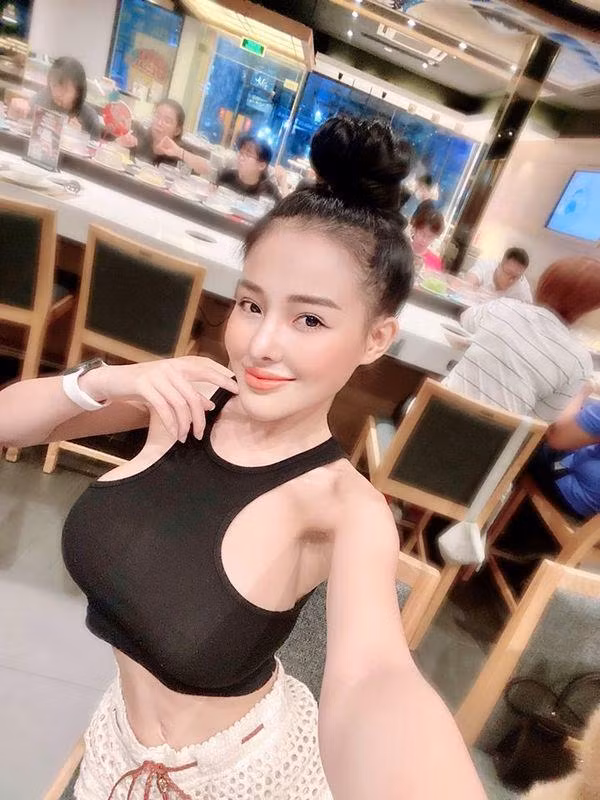 Cách đây không lâu, hot girl 9X này từng tự tin khoe vòng eo chạm ngưỡng số đo 49cm vượt mặt cả nữ hoàng nội y Ngọc Trinh (eo 53cm).