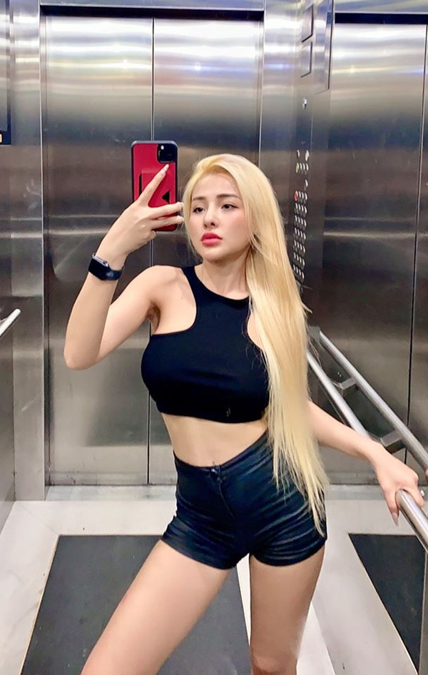 Áo crop top và quần short là set đồ được Ngân 98 tích cực lăng xê nhằm khoe vòng eo nhỏ nhắn.