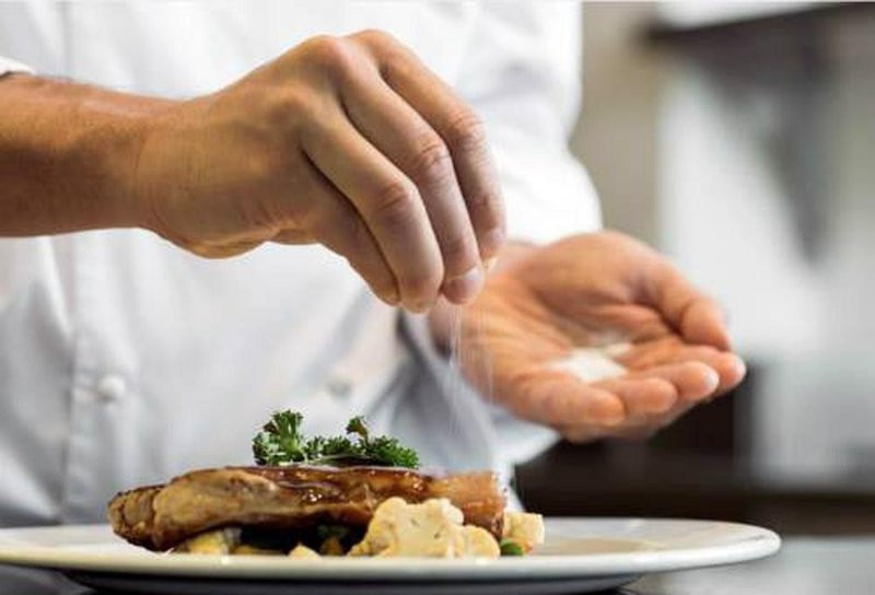 Ăn mặn: Theo Tổ chức Y tế Thế giới, mỗi người chỉ cần khoảng 6g muối mỗi ngày. Trong muối có chứa nhiều nitrat, khi vào dạ dày sẽ phản ứng tạo thành chất gây ung thư dạ dày.