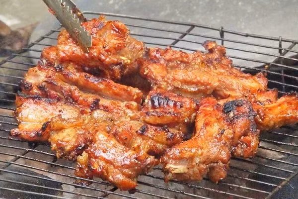 Ăn đồ nướng: Trong những năm gần đây, các món nướng ngày càng được ưa chuộng trong các tiệc cuối tuần, đi ăn nhà hàng. Nhiều quán ăn sử dụng thực phẩm chất lượng kém nhưng tẩm ướp nhiều gia vị đánh lừa vị giác, khứu giác của người ăn.
