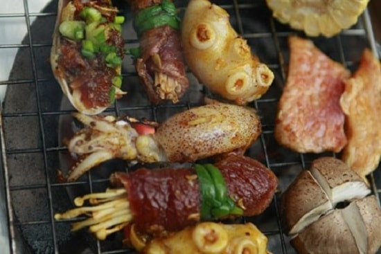 Ngoài ra, nhiều người có thói quen nướng thịt cháy cạnh vì e ngại ăn thực phẩm chưa chín và mỡ chảy xuống than khiến khói bốc lên, sản sinh ra HCA và PAH là hai hợp chất gây tổn hại cho gan, dạ dày.