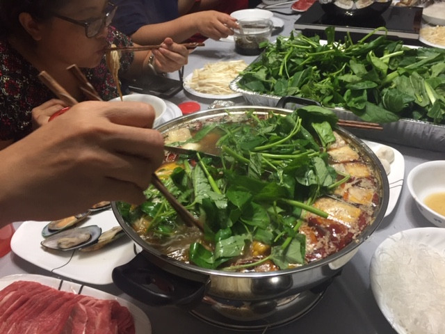 Ở các gia đình có thói quen gắp thức ăn từ nồi lẩu, đĩa chung, tình trạng nhiều người cùng bị dạ dày rất phổ biến. Lý do là vi khuẩn HP lây qua đường ăn uống, nước bọt…