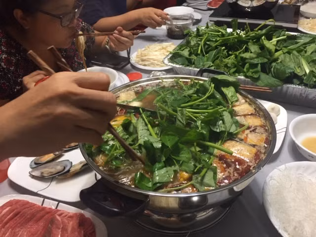 Ở các gia đình có thói quen gắp thức ăn từ nồi lẩu, đĩa chung, tình trạng nhiều người cùng bị dạ dày rất phổ biến. Lý do là vi khuẩn HP lây qua đường ăn uống, nước bọt…