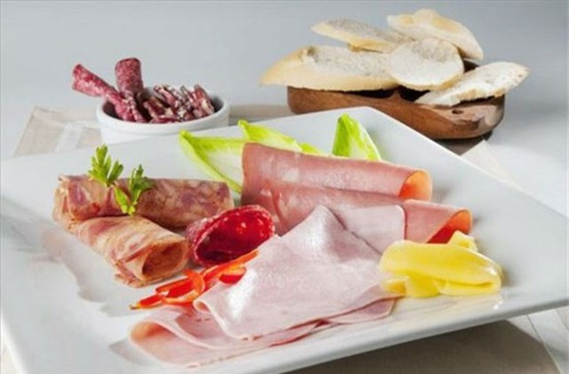 Thịt chế biến sẵn: Các loại thịt xông khói, xúc xích, đồ hộp… là các loại thức ăn tiện lợi và ngon miệng. Nhưng các nhà khoa học Thụy Điển đã chỉ ra rằng nếu thường xuyên ăn thịt chế biến sẵn sẽ có nguy cơ cao gây ung thư dạ dày.