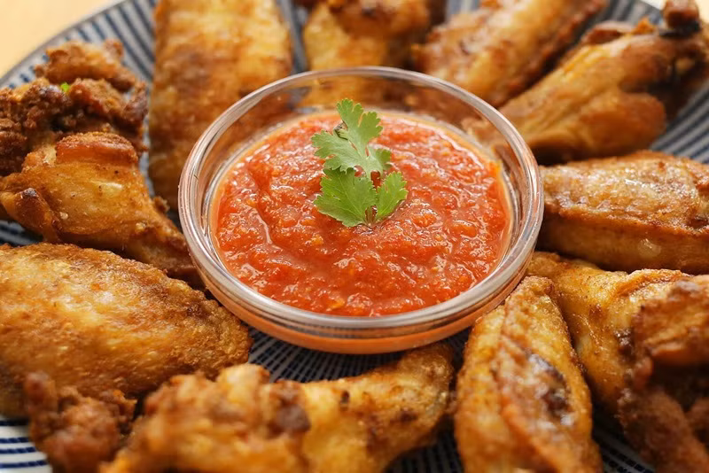 Ăn đồ chiên rán thường xuyên: Các loại thực phẩm sẽ trở nên có hại nếu như được chế biến với các loại dầu mỡ đã bị dùng chiên rán nhiều lần. Ăn đồ chiên rán quá mức sẽ làm gia tăng lượng heterocyclic amines – một chất gây ung thư khi tích tụ với nồng độ cao.