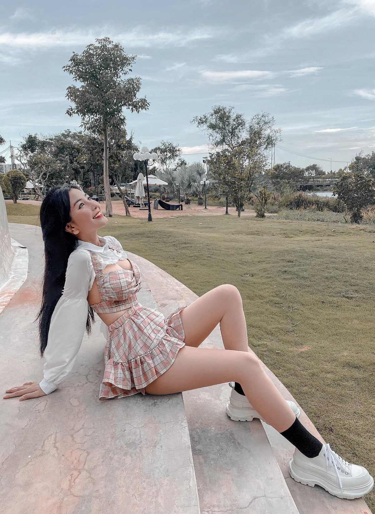 Nhờ lợi thế thể hình gợi cảm và nhan sắc xinh đẹp như hoa, hot girl Sài thành thường xuyên ưa chuộng những kiểu váy 2 dây với phần trên ôm sát cơ thể, hoặc trang phục cut out táo bạo phô diễn trọn đường cong quyến rũ. Ảnh: FBNV.