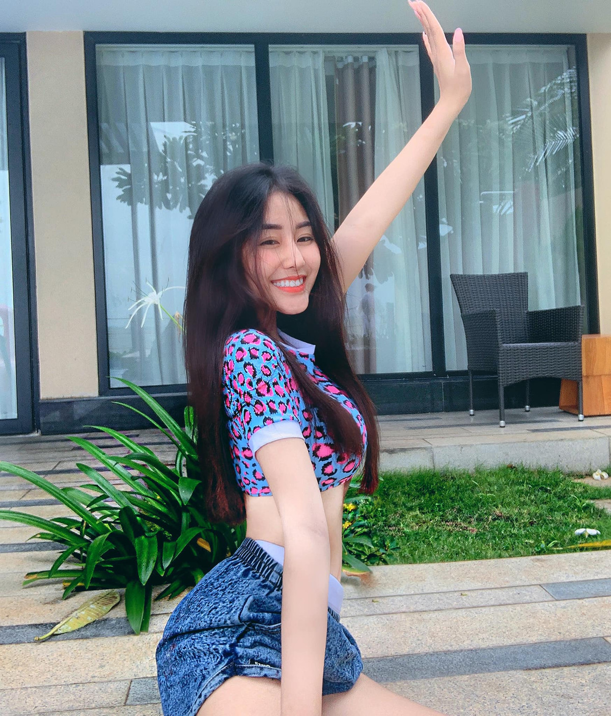 Cô rất chú trọng vào các bài tập kết hợp giúp tăng kích thước vòng 3 và thon gọn vòng 2 như Lunge với bóng tròn, Lunge trên bục, Deadlift nâng một chân cùng tạ nắp ấm,... khoảng 4 buổi/tuần.