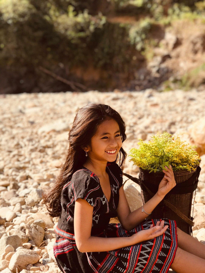  Cô bé vùng cao người dân tộc Pa Cô có tên Hồ Thị Khánh Huyên, 10 tuổi, ở xã A Bung, huyện Đakrông, Quảng Trị.