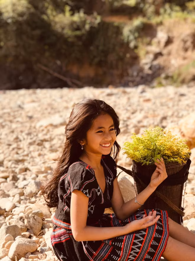  Cô bé vùng cao người dân tộc Pa Cô có tên Hồ Thị Khánh Huyên, 10 tuổi, ở xã A Bung, huyện Đakrông, Quảng Trị.