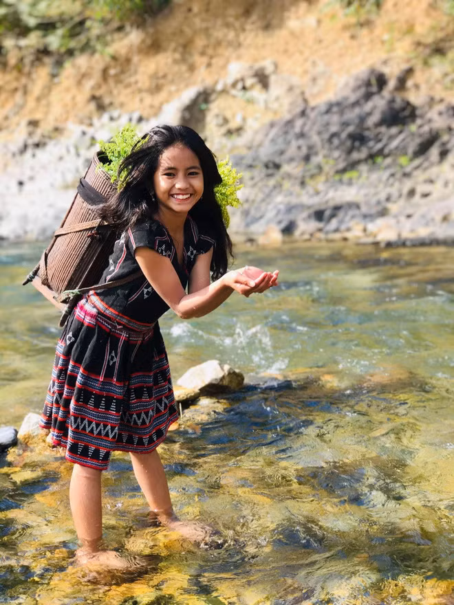 Dù từ nhỏ đã phải lên rẫy phụ cha mẹ, nhọc nhằn với công cuộc mưu sinh, nhưng trên gương mặt em luôn rạng ngời niềm vui với ánh mắt thơ ngây trong sáng.