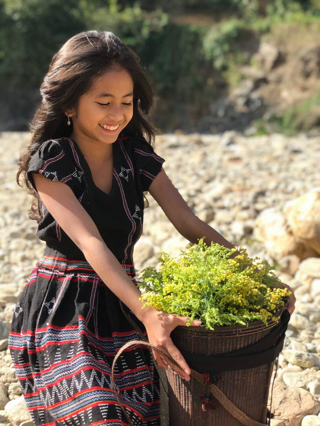 Dù chỉ mới 10 tuổi, nhưng cô bé đã sở hữu nét đẹp nổi bật, rạng ngời khiến nhiều người trầm trồ. Dẫu cuộc sống còn nhiều vất vả, nhưng trên môi của cô bé vẫn giữ được nụ cười tươi tắn, ánh mắt rạng rỡ ngây thơ như làm sáng rực cả một vùng núi rừng đại ngàn xanh tươi.