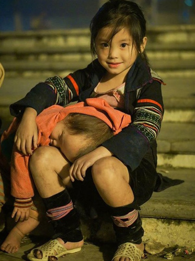 Hình ảnh cô bé chừng 3, 4 tuổi ở Sa Pa ngồi ôm em trai ngủ trong đêm tối cũng từng khiến dân mạng chao đảo bơi gương mặt xinh xắn tựa thiên thần. Nhiều người gọi cô bé là " bé gái Sa Pa xinh tựa thiên thần", "em bé thiên thần", "bé gái có gương mặt ngây thơ"... Một số bạn trẻ còn lên kế hoạch đến Sa Pa để gặp bé gái.
