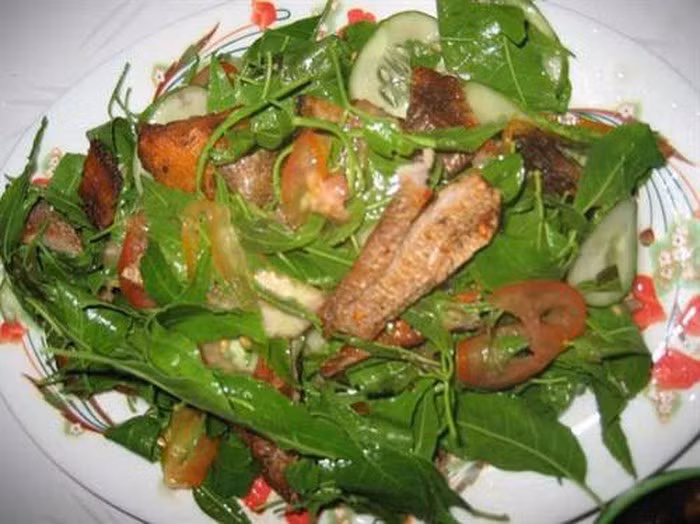 Lá sầu đâu được trần qua nước sôi và kết hợp cùng với các loại nguyên liệu khác như thịt ba chỉ, tôm, cá khô xé nhỏ, xoài xanh dưa chuột,...