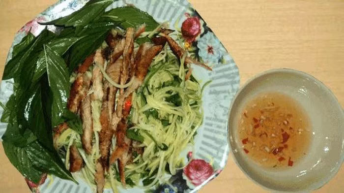 Được biết, món gỏi sầu đâu được cho là xuất xứ từ Campuchia và du nhập vào Việt Nam thông qua những gia đình người Khơ-me sinh sống tại Việt Nam.