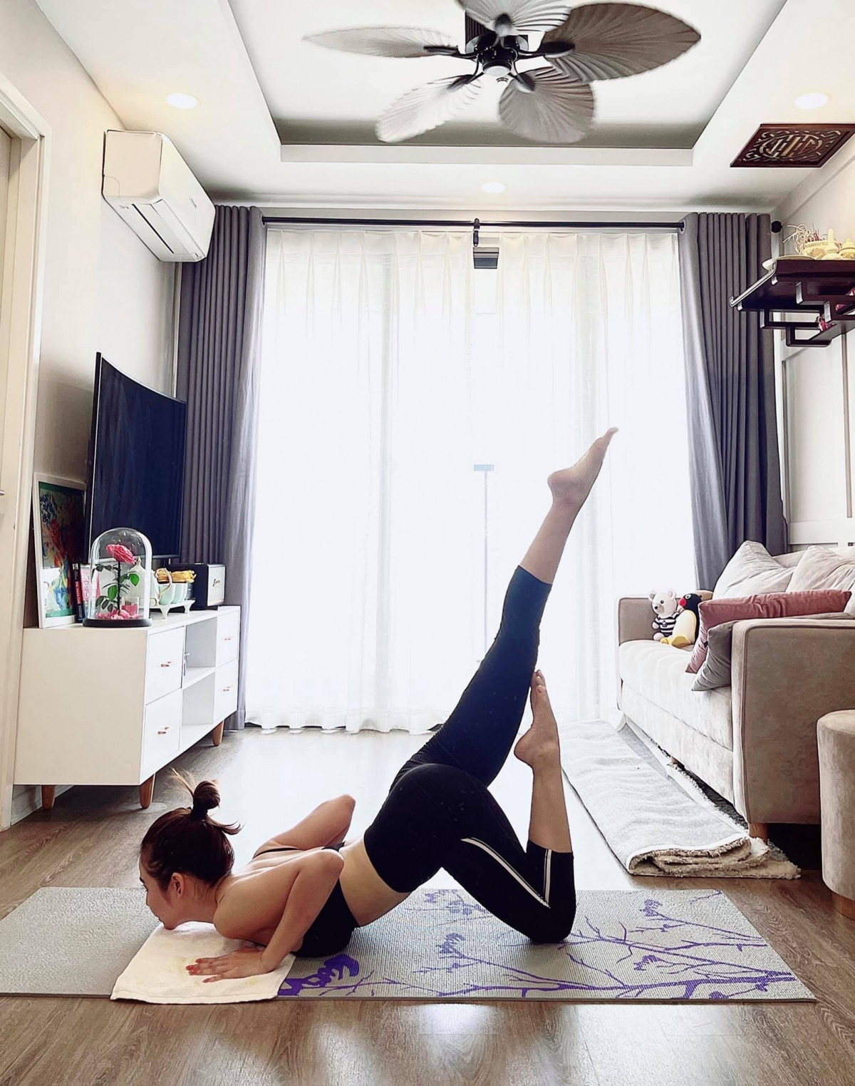 Diễn viên Huyền Lizzie (Minh Huyền) sở hữu thân hình săn chắc, cân đối nhờ tập gym thường xuyên và chế độ ăn lành mạnh.