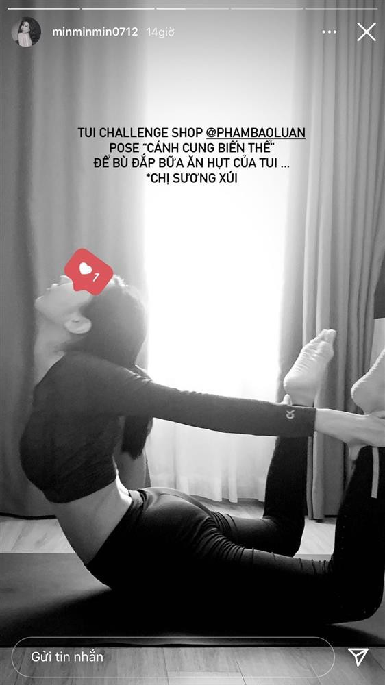 Ca sĩ Min tập yoga nhẹ nhàng tại nhà để giữ gìn vóc dáng thon thả.