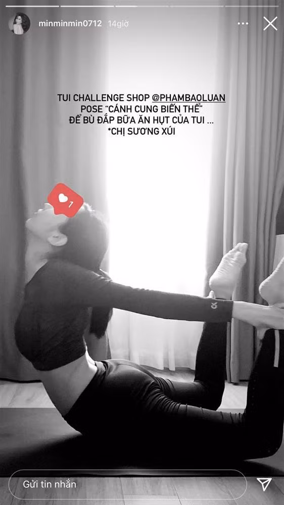 Ca sĩ Min tập yoga nhẹ nhàng tại nhà để giữ gìn vóc dáng thon thả.