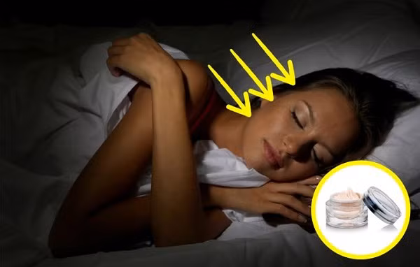 Không dùng kem dưỡng da ban đêm: Sai lầm làm đẹp này khá nhiều người mắc. Khi bạn nghỉ ngơi vào ban đêm thì làn da của bạn cũng vậy. Ban đêm là thời điểm diễn ra quá trình phục hồi của da. Sau khi rửa mặt, bạn không nên bỏ qua bước dùng kem dưỡng da ban đêm.