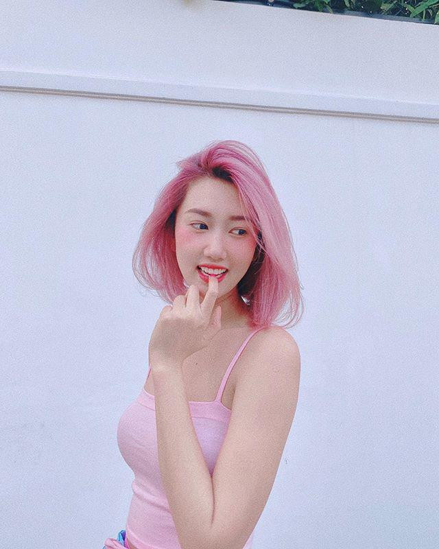 Nữ diễn viên Thúy Ngân là một trong những nghệ sĩ cực hợp với mái tóc hồng. Màu tóc mới giúp cho gương mặt của nữ diễn viên trở nên trẻ trung, tươi tắn và năng động hơn hẳn.