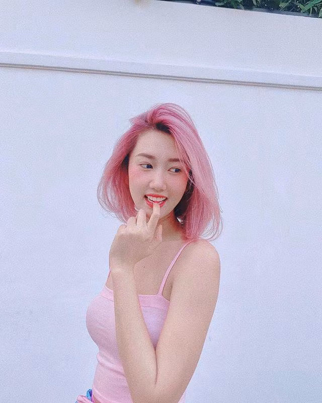 Nữ diễn viên Thúy Ngân là một trong những nghệ sĩ cực hợp với mái tóc hồng. Màu tóc mới giúp cho gương mặt của nữ diễn viên trở nên trẻ trung, tươi tắn và năng động hơn hẳn.