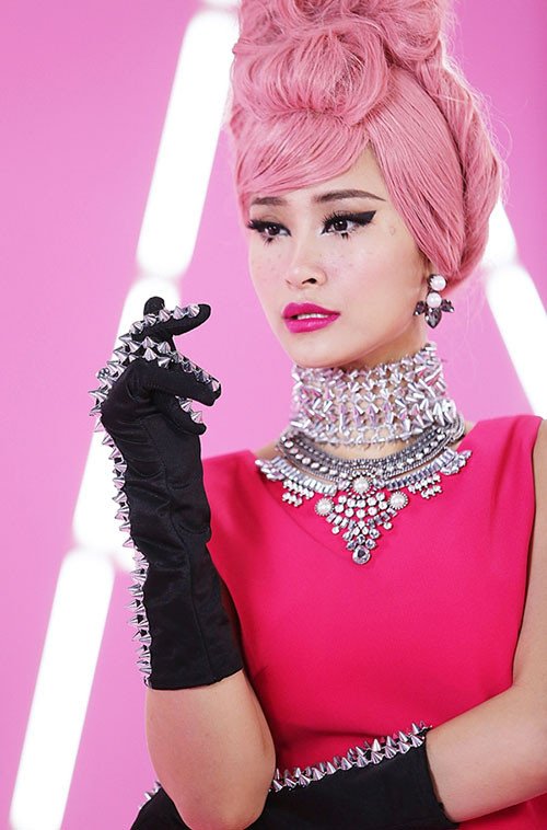 Mái tóc hồng không chỉ khiến Đông Nhi trông già nua mà còn làm xỉn màu da của cô. Ảnh: Internet.