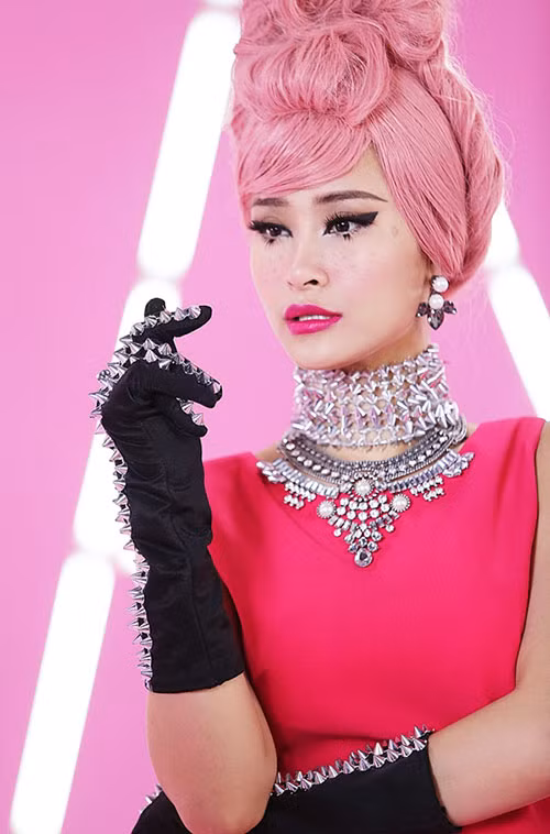 Mái tóc hồng không chỉ khiến Đông Nhi trông già nua mà còn làm xỉn màu da của cô. Ảnh: Internet.