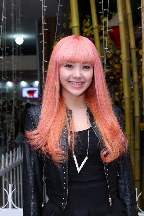 Trong khi nhiều người xinh đẹp với màu tóc hồng thì Minh Hằng lại là nghệ sĩ bị "dìm" nhan sắc khi nhuộm màu nổi, kết hợp cùng kiểu mái ngố khiến tổng thể gương mặt trông nặng nề, không có nét thanh thoát.