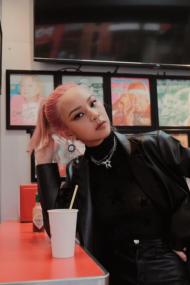 Màu tóc nhuộm hồng giúp gương mặt Phí Phương Anh sáng, trẻ trung hơn.