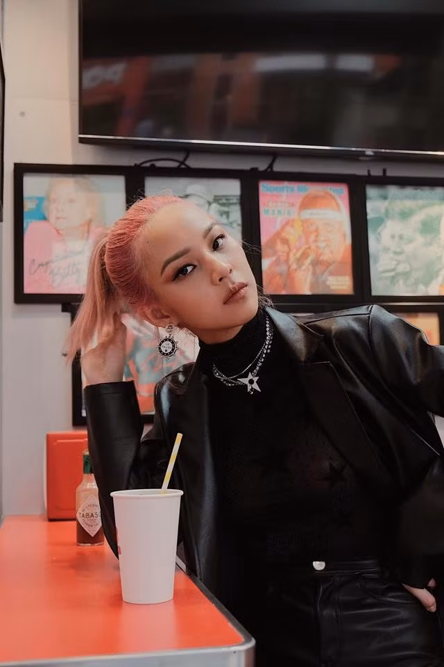 Màu tóc nhuộm hồng giúp gương mặt Phí Phương Anh sáng, trẻ trung hơn.