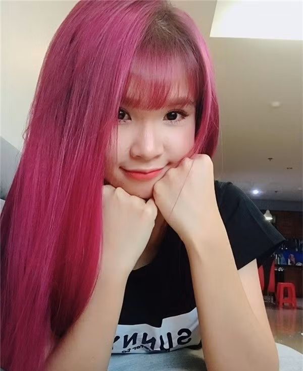 Khởi My cũng là nghệ sĩ rất chăm nhuộm tóc. Trong sự nghiệp ca hát, nữ ca sĩ từng kinh qua rất nhiều màu tóc trong đó có cả màu hồng.