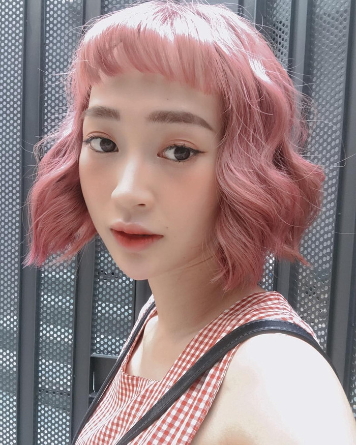 Hotgirl Sun Ht cũng bị xếp vào danh sách những mỹ nhân đừng nhuộm tóc hồng nếu không muốn nhan sắc bị "dìm".