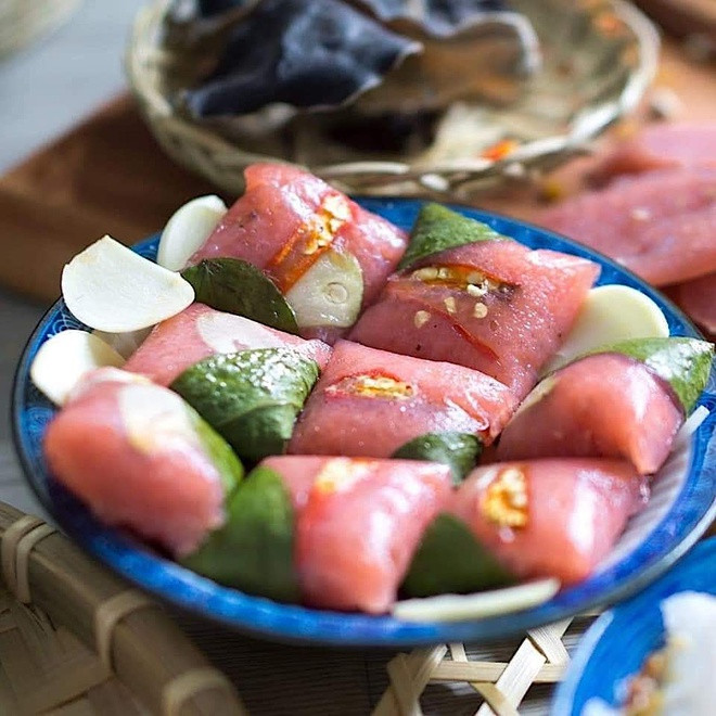 Nem Lai Vung - Đồng Tháp: Nem Lai Vung là đặc sản trứ danh của Đồng Tháp, có màu sắc đỏ hồng, được nhiều người ưa chuộng dịp Tết. Món này rất hợp để ăn chơi, lai rai vì vị chua ngọt cay ngon miệng.