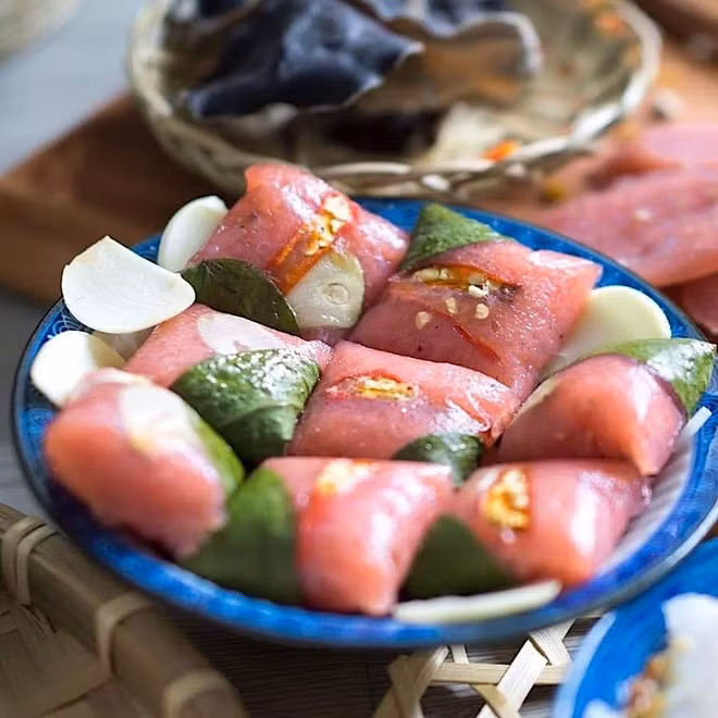 Nem Lai Vung - Đồng Tháp: Nem Lai Vung là đặc sản trứ danh của Đồng Tháp, có màu sắc đỏ hồng, được nhiều người ưa chuộng dịp Tết. Món này rất hợp để ăn chơi, lai rai vì vị chua ngọt cay ngon miệng.