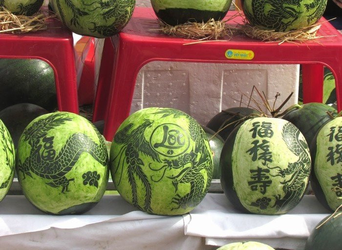 Dưa hấu Long An là một trong những đặc sản trái cây nổi tiếng ở miền Tây, được nhiều người ưa chuộng dịp Tết. Sản vật này có ruột đỏ, hạt nhỏ hoặc không hạt, ngọt thanh, mọng nước...Ảnh: Internet.