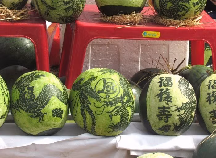Dưa hấu Long An là một trong những đặc sản trái cây nổi tiếng ở miền Tây, được nhiều người ưa chuộng dịp Tết. Sản vật này có ruột đỏ, hạt nhỏ hoặc không hạt, ngọt thanh, mọng nước...Ảnh: Internet.