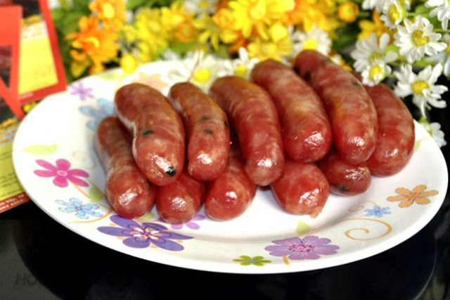 Lạp xưởng: Đây có lẽ chính là món ngon miền Tây có độ “phủ sóng” rộng rãi nhất tại nước ta trong dịp đầu năm. Vì không riêng gì miền Tây, lạp xưởng được rất nhiều người dân mua về để ăn, làm mâm cỗ cúng hay chiêu đãi khách đến nhà trong dịp Tết Nguyên đán.