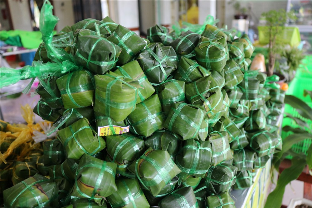 Cách chế biến nem Lai Vung khá công phu, tùy bí quyết của từng gia đình. Thịt nạc lọc hết gân, mỡ, xắt mỏng cho vào cối, thêm đường, muối vừa đủ và xay nhuyễn. Xay xong cho da heo (bì), thính vào trộn, không quên rắc vài hạt tiêu và miếng tỏi xắt mỏng. Cuối cùng nem được gói vào lá chùm ruột hay lá vông non, bên ngoài bọc một lớp lá chuối.