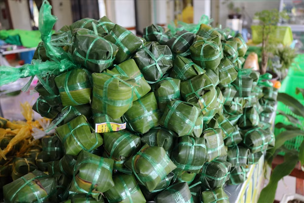 Cách chế biến nem Lai Vung khá công phu, tùy bí quyết của từng gia đình. Thịt nạc lọc hết gân, mỡ, xắt mỏng cho vào cối, thêm đường, muối vừa đủ và xay nhuyễn. Xay xong cho da heo (bì), thính vào trộn, không quên rắc vài hạt tiêu và miếng tỏi xắt mỏng. Cuối cùng nem được gói vào lá chùm ruột hay lá vông non, bên ngoài bọc một lớp lá chuối.