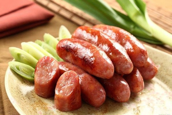 Muốn ăn lạp xưởng đúng vị thì nhất định phải tìm mua chính gốc từ miền Tây, vì đây là nơi sản sinh ra món ăn mà khi nướng hay chiên lên lại tỏa ra hương thơm chẳng thể chối từ. Hiện nay, lạp xưởng rất đa dạng, nhiều loại như lạp xưởng tươi, lạp xưởng khô, lạp xưởng tôm, lạp xưởng cá… để phù hợp với khẩu vị của nhiều người hơn.