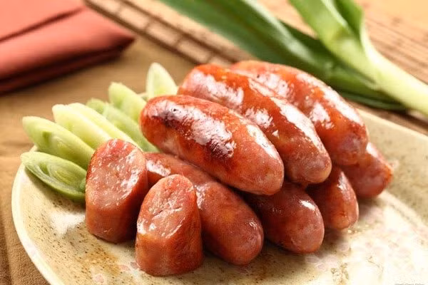 Muốn ăn lạp xưởng đúng vị thì nhất định phải tìm mua chính gốc từ miền Tây, vì đây là nơi sản sinh ra món ăn mà khi nướng hay chiên lên lại tỏa ra hương thơm chẳng thể chối từ. Hiện nay, lạp xưởng rất đa dạng, nhiều loại như lạp xưởng tươi, lạp xưởng khô, lạp xưởng tôm, lạp xưởng cá… để phù hợp với khẩu vị của nhiều người hơn.