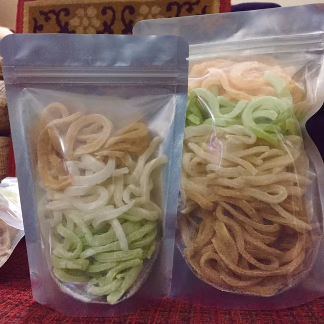 Mứt dừa Bến Tre: Tết không có mứt đâu còn gọi là Tết, mỗi vùng lại có những loại mứt khác nhau nhưng mứt dừa lại được ưa chuộng ở cả 3 miền. Nói đến mứt dừa ngon, nhiều người hay nghĩ đến mứt dừa ở xứ dừa Bến Tre.