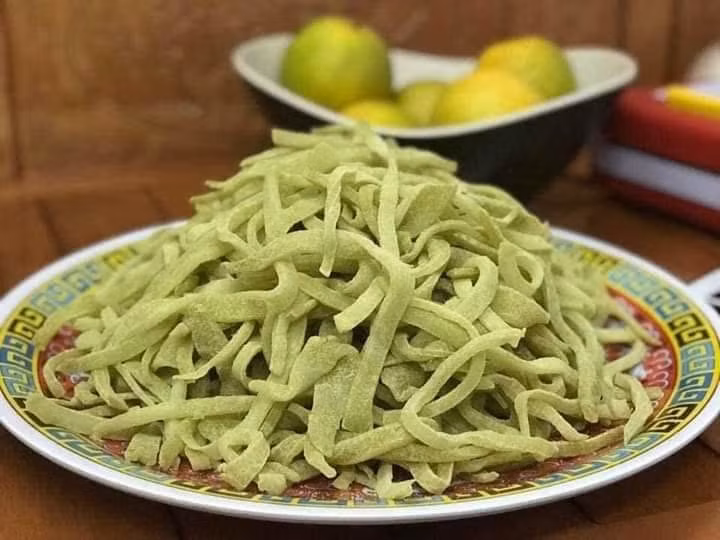 Mứt dừa Bến Tre được lòng nhiều người bởi hương vị thơm ngon, màu sắc đẹp. Trong đó loại mứt dừa non với độ dẻo, ngọt hài hòa được rất nhiều người ưa chuộng.