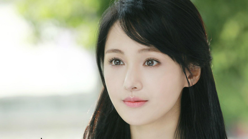 Khi đắp mặt nạ lên mặt, cô làm nóng lòng bàn tay và massage nhẹ nhàng trên da. Chú ý vuốt và xoa nhẹ nhàng theo hướng từ dưới lên trên để tránh da chảy xệ. Cách làm đơn giản này giúp da săn chắc và thư giãn, ngấm sâu các tinh chất hơn.