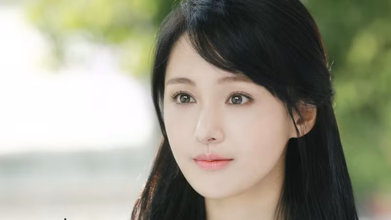 Khi đắp mặt nạ lên mặt, cô làm nóng lòng bàn tay và massage nhẹ nhàng trên da. Chú ý vuốt và xoa nhẹ nhàng theo hướng từ dưới lên trên để tránh da chảy xệ. Cách làm đơn giản này giúp da săn chắc và thư giãn, ngấm sâu các tinh chất hơn.