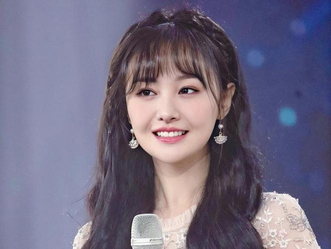 Rửa mặt bằng nước khoáng: Khi thực hiện thử thách đến thăm nhà của chương trình “Hoa hoa vạn vật”, nữ diễn viên sinh năm 1991 bị phát hiện tích trữ rất nhiều nước khoáng có ga trong nhà. Hỏi ra mới biết cô không dùng nước khoáng này để uống mà để rửa mặt.