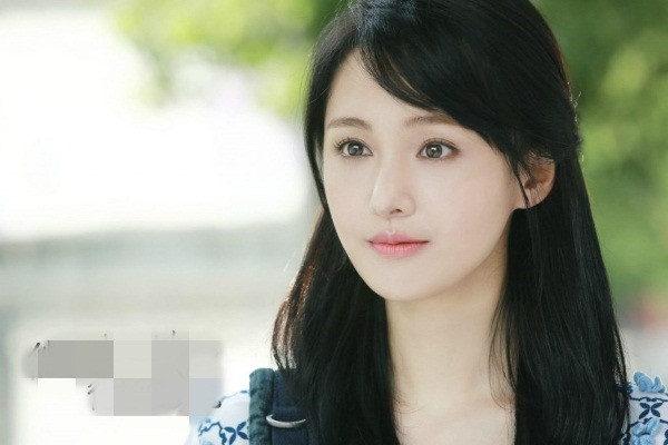 Trịnh Sảng từng thừa nhận trong thời sinh viên, cô không thường xuyên dưỡng da ngay cả việc sử dụng kem dưỡng ẩm. Điều này dẫn tới làn da của cô bị mất nước và thô ráp. Nếu bạn muốn sở hữu làn da đẹp thì đừng quên chăm sóc da mỗi ngày.