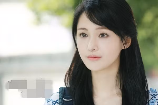 Trịnh Sảng từng thừa nhận trong thời sinh viên, cô không thường xuyên dưỡng da ngay cả việc sử dụng kem dưỡng ẩm. Điều này dẫn tới làn da của cô bị mất nước và thô ráp. Nếu bạn muốn sở hữu làn da đẹp thì đừng quên chăm sóc da mỗi ngày.