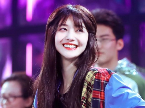 Ngoài ra, nữ diễn viên Trung Quốc cũng khuyến cáo chị em nên bổ sung rau xanh và trái cây trong chế độ ăn cũng như uống đầy đủ nước. Trịnh Sảng thường bổ sung các loại vitamin trong trái cây để tăng cường sức đề kháng cho cơ thể và giúp giữ gìn sự trẻ trung cho làn da.